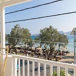 Ammos Seafront House * Adamantas
