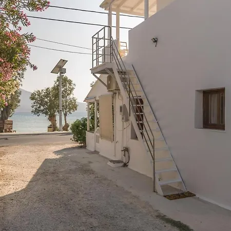 Ammos Seafront House * Adamantas